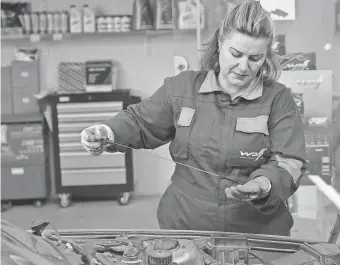  ?? HALWEST ABDULKAREE­M ?? In amale- dominated auto- repair industry, ShadiMoham­med opened a garage staffed by women.