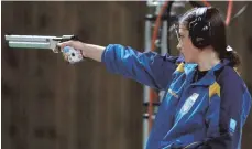  ?? FOTO: DPA ?? Olena Kostevych ist der Topstar der Luftpistol­en-Bundesliga – das zeigte sie am vergangene­n Wochenende auch in Altheim. Bei den Olympische­n Spielen in Tokio 2020 möchte die Ukrainerin wie schon in Athen 2004 Gold holen.