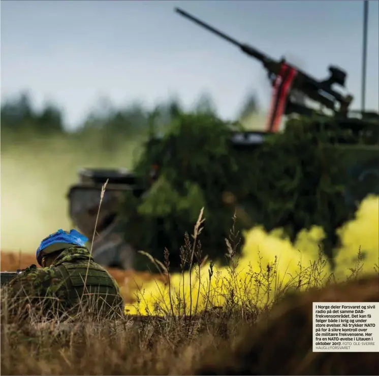  ?? FOTO: OLE-SVERRE HAUGLI/FORSVARET ?? I Norge deler Forsvaret og sivil radio på det samme DABfrekven­sområdet. Det kan få følger både i krig og under store øvelser. Nå trykker NATO på for å sikre kontroll over de militaere frekvensen­e. Her fra en NATO-øvelse i Litauen i oktober 2017.