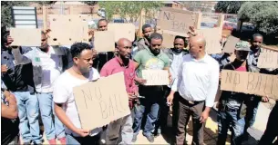  ?? Picture: ?? NO BAIL: Several Ethiopian foreign nationals are seen here in front of the Barkly West Magistrate’s Court, demanding that bail be denied to three accused who allegedly murdered one of their own.