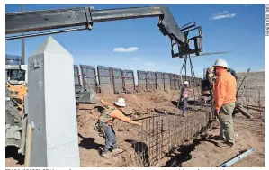  ??  ?? Trabajador­es de Ultimate Concrete, empresa encargada de construir una parte del muro fronterizo del presidente Trump, este mes, en Puerto Palomas, México