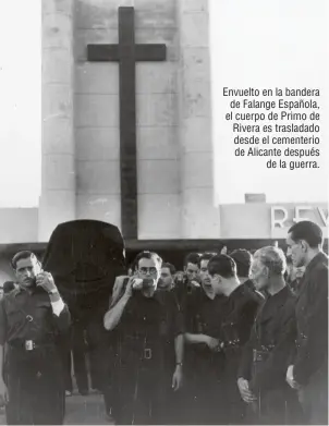  ??  ?? Envuelto en la bandera de Falange Española, el cuerpo de Primo de Rivera es trasladado desde el cementerio de Alicante después de la guerra.