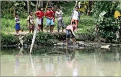  ?? GOH CHAI HIN/AFP ?? A group of Indonesian children try to catch fish on the banks of one of the tributarie­s of the Ciliwung River in the Indonesian capital of Jakarta.