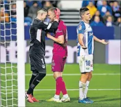  ??  ?? Cuéllar sonríe junto a Ely ante las protestas de Guido Carrillo.