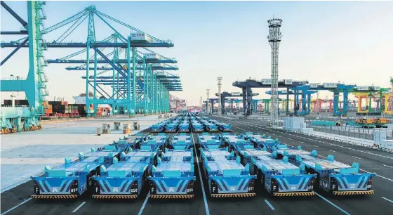  ?? FOTO: D.R. ?? Foi instalado um sistema de transporte horizontal inteligent­e, construído no terminal da secção C do porto chinês de Tianjin.