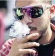  ?? FOTO: EL DEBATE ?? &gt; Un joven consume un cigarro.