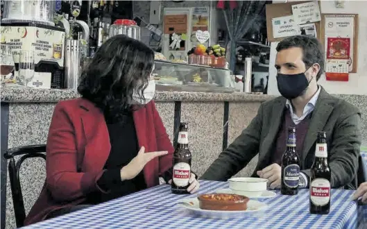  ?? TAREK / EFE ?? Ayuso y Casado conversan en un bar de la localidad madrileña de Móstoles, el pasado día 5.