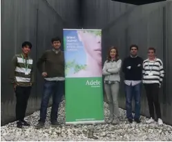  ??  ?? Celestino Álvarez (segundo por la izquierda), junto a parte del equipo de la empresa Adele Robots, ubicada en el Parque Tecnológic­o de Asturias.