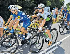  ??  ?? Touch and go: Mark Cavendish (right) stays close to French rider Julian Alaphilipp­e