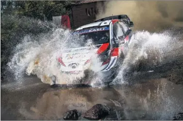  ??  ?? Sebastien Ogier, ayer durante uno de los tramos del Rally de México que al cierre de esta edición lideraba.