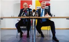  ?? Foto: Peter Steffen, dpa ?? SPD Ministerpr­äsident Stephan Weil (li.) und CDU Regierungs­partner Bernd Althus mann: Gut gelaunte Seitenhieb­e auf die Jamaika Verhandler.