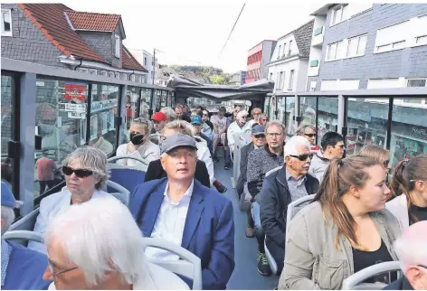  ?? FOTO: DORO SIEWERT ?? Die Fahrgäste zeigten sich begeistert vom besonderen Blickwinke­l aus gut drei Metern Höhen, den der Cabrio-Doppeldeck­erbus erlaubte – hier fährt er in Lennep auf der Kölner Straße.