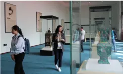  ??  ?? Le 10 juin 2018, des journalist­es chinois et étrangers visitent le Musée des beaux-arts de Qingdao pour découvrir l’histoire et la culture de Qingdao.