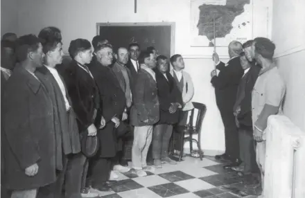  ?? GAMMA-KEYSTONE / GETTY IMAGES ?? Miguel Primo de Rivera da una lección sobre la unión patriótica durante su dictadura.