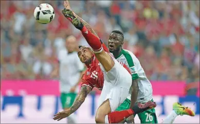  ??  ?? Arthuro Vidal van Bayern Munchen doet alles om eerste aan de bal te komen. (Foto:Goal)