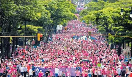  ?? GRACIELA SOLÍS ?? La popular caminata y carrera de la Fundación Anna Ross reunió a miles de personas en octubre pasado. La misma acogida ha tenido la actividad en los años anteriores.