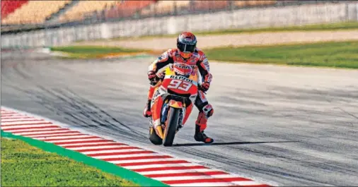  ??  ?? Marc Márquez apura una frenada durante su primer test con una Honda de serie el pasado mes de marzo en el circuito de Montmeló.