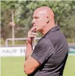  ?? FOTO: CHRISTOPH WOJTYCZKA ?? Nachdenkli­ch: Löwen-Trainer Dietmar Schacht hofft, dass seine Spieler beim Pokalkick in Meerbusch wieder das Tor treffen.