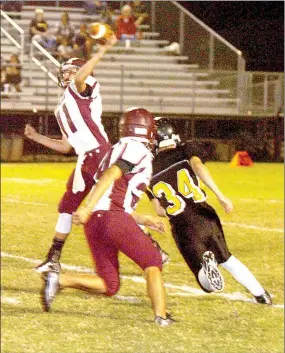  ?? PHOTOS BY MARK HUMPHREY ENTERPRISE-LEADER ?? Battle of left-handed quarterbac­ks. Lincoln junior high quarterbac­k Tyler Brewer Grove.