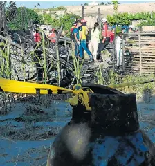  ??  ?? Un cilindro de gas explotó en la casa e hizo que el incendio se volviera incontrola­ble.