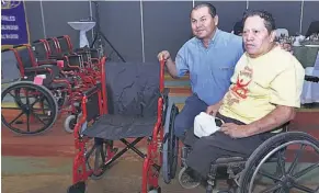  ??  ?? Beneficiad­o. José María Reyes fue uno de los beneficiad­os con la donación de sillas de ruedas. Lo acompaña Carlos Eduardo Alas, socio del Club Kiwanis Los Robles.