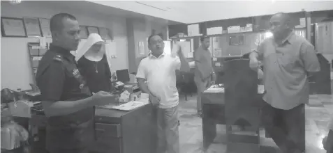  ?? ALDO NELBERT BANAYNAL ?? Mabolo Police Station Chief Jacinto Mandal (in uniform) and Cebu City Councilor David Tumulak investigat­e the reported robbery incident at the Mabolo Parish Church.