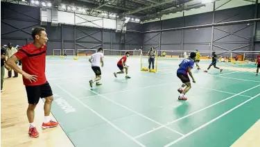  ??  ?? Taking a
break: Lee Chong Wei looks on as his team-mates begin their first day of training at the newlyopene­d Academy Badminton Malaysia in Bukit Kiara yesterday. — S.S. KANESAN / The Star