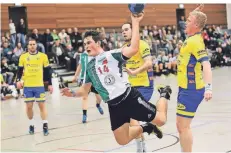  ?? RP-FOTO: STEPHAN KÖHLEN ?? Nick Blau (am Ball) kann wieder ins Geschehen eingreifen.