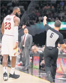  ?? /GETTY IMAGES ?? Momento en el que LeBron James es expulsado por el árbitro Kane Fitzgerald el martes.