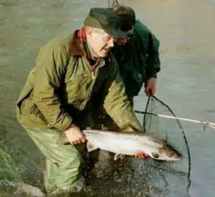  ??  ?? GLOBAL FAME: Orri Vigfusson, pictured in 1999, returning an 8lb salmon to the River Camel in Cornwall. Photo: Paul Armiger