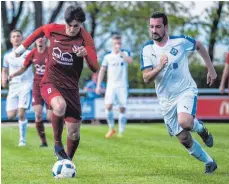  ?? FOTO: MAS ?? Die TSG Ehingen (links Julian Guther) setzt sich gegen den VfB Friedrichs­hafen (vorne, rechts: Denis Nikic) durch.