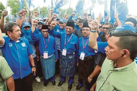  ?? SAMUNTING PIC BY EDMUND ?? Barisan Nasional candidates for the Sungai Sibuga state seat Tan Sri Musa Aman (centre), Gum Gum state seat Datuk Juslie Ajirol (on Musa’s left) and Libaran parliament­ary seat Datuk Zakaria Edris (on Musa’s right) with their supporters after nomination in Sandakan yesterday.