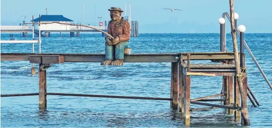  ?? Gesehen am Uferweg zwischen Immenstaad und Kirchberg von Reinhold Köfer ?? Ob dieser Angler wohl einen Angelschei­n besitzt?