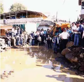  ??  ?? DAÑOS. Las inundacion­es en Peribán afectaron más de 100 viviendas.