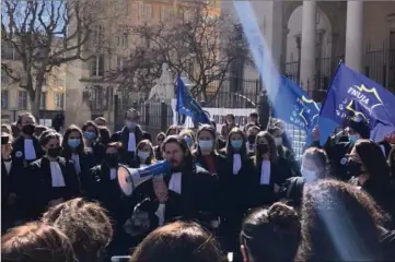  ?? ( Photo DR) ?? La manifestat­ion d’Aix-en-Provence, ici sur la photo, a réuni près de  robes noires le  mars dernier.