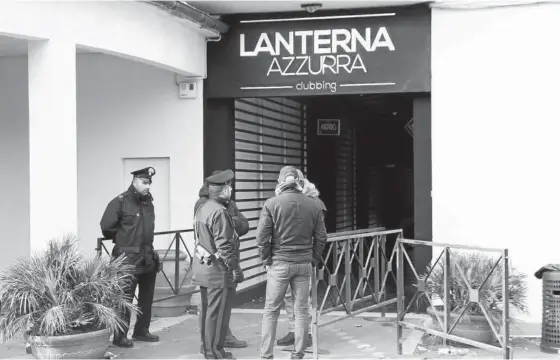  ?? Foto: Efe ?? Varios ‘carabinier­i’ en la entrada del local Lanterna Azzurra de Corinaldo, en Ancona (Italia).