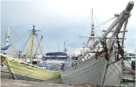  ?? UMAR WIRAHADI/JAWA POS ?? DAMPAK OMBAK: Puluhan kapal pelra tertahan di pelabuhan umum dermaga Talud Tegak, Gresik, hampir sebulan terakhir.
