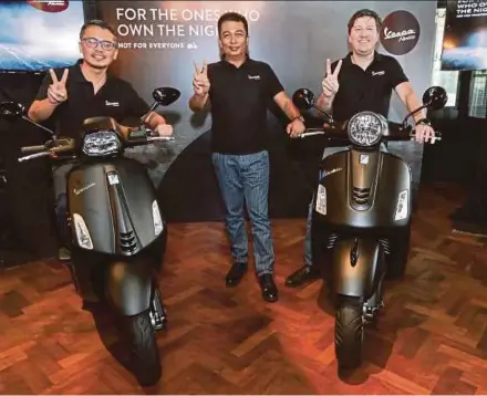  ?? PIC BY HAFIZ SOHAIMI ?? (From left) Naza Corp head of two wheels division Nazman S.H.C. Yusof, Naza Premira Sdn Bhd chief operating officer Farouk Faisal and Piaggio Asia Pacific Pte Ltd head of business developmen­t Pierre Sainton at the launch of Vespa Notte Edition scooter in Kuala Lumpur yesterday.