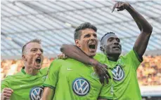  ?? FOTO: IMAGO ?? Der war’s: Wolfsburgs Josuha Guilavogui zeigt auf den dreifachen Torschütze­n Mario Gomez, Maximilian Arnold schreit mit.