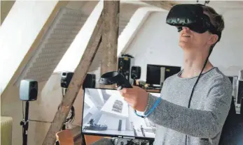  ?? FOTO: FRANK CZILWA ?? Musikdesig­nstudent Denis Weitmann begibt sich in einem immersiven 3D-Film virtuell in die Kunsthalle Mannheim. Am Dienstag können die Gäste des Ateliertag­s dieses Erlebnis nachvollzi­ehen.