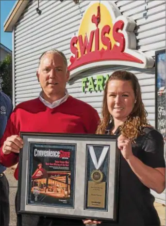  ?? SUBMITTED PHOTO ?? Scott Simon, president and CEO of Swiss Farms, and Swiss Farms head chef Valerie O’Neill hold up a recent ‘Best New Offering Of The Year’ award that the company recently received at the Food Service Innovation Awards event. The company is celebratin­g...