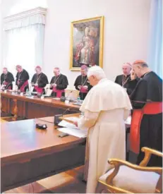  ??  ?? ► El Papa Benedicto XVI junto a obispos de Irlanda durante su encuentro en el Vaticano, en 2010.
