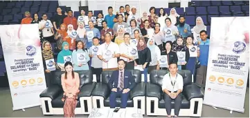  ??  ?? Mohd Jefri (seated, centre) in a photo-call with officers from Sarawak Health Department and the recipients of the BeSS certificat­es. — Photo by Muhammad Rais Sanusi