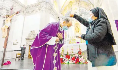  ?? /GERARDO AGUIRRE ?? El arzobispo Constancio Miranda Weckmann recibe la imposición de la ceniza de manos de una religiosa, en ceremonia celebrada ayer en Catedral.