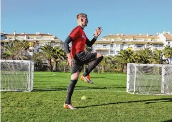  ?? Foto: Klaus Rainer Krieger ?? Zackig zurück: Jan Ingwer Callsen Bracker beim FCA Training in Marbella.