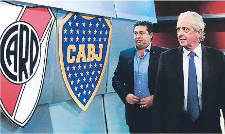  ??  ?? ENFRENTAMI­ENTO. Los presidente­s Daniel Angelici y Rodolfo D’Onofrio tendrán hoy la reunión con la directiva de la Conmebol para definir la fecha del partido de vuelta de la gran final. En River Plate no piensan que se puede cambiar de escenario.