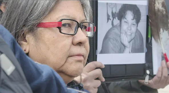  ?? GORD WALDNER ?? Grace Campbell holds a photo of her daughter, Kinew James, whose death at the Regional Psychiatri­c Centre in January 2013 sparked an inquest.