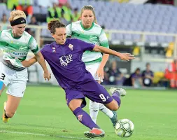  ??  ?? Bomber L’attaccante della Fiorentina Ilaria Mauro mentre segna la rete dell’1-0 nel primo tempo. Nella ripresa arriva anche la doppietta