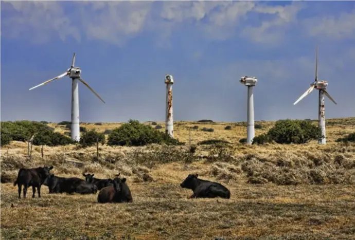  ?? © Craig Carson ?? Een windmolenp­ark op rust in Hawaï. Veel groene energie wordt hier niet meer opgewekt.