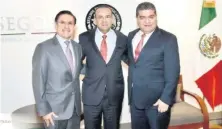  ??  ?? El gobernador de Durango, José Rosas Aispuro; Alfonso Navarrete Prida, titular de Gobernació­n, y el mandatario de Coahuila, Miguel Riquelme.